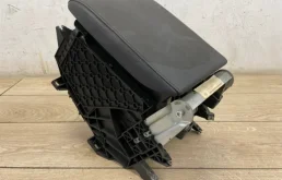 Подлокотник передний для Volkswagen Touareg 2013 года на фотографиях