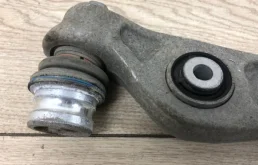 Рычаг передний левый нижний для Audi A4 2018 года на фотографиях