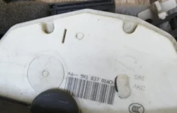 Уплотнитель передней правой двери для Volkswagen Jetta на фотографиях