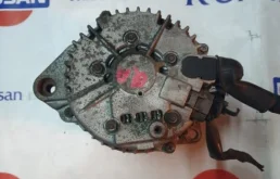 Генератор для Nissan X-Trail 2000 года на фотографиях