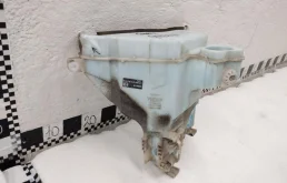 Бачок стеклоомывателя передний для Toyota Land Cruiser 2018 года на фотографиях