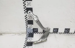 Петля капота левая для Skoda Octavia на фотографиях