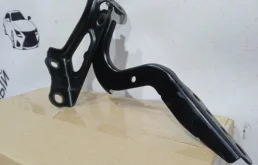 Петля капота правая для Toyota RAV4 2018 года на фотографиях