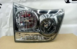 Фонарь внутренний правый для Lexus RX 2005 года на фотографиях