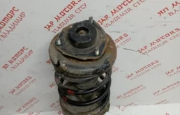 Амортизатор передний левый для Nissan X-Trail 2004 года на фотографиях