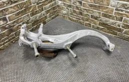 Кулак поворотный левый для Porsche Macan на фотографиях