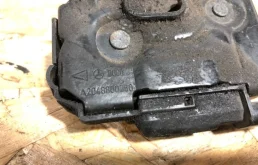 Фиксатор стойки капота для Mercedes-Benz GLK class на фотографиях