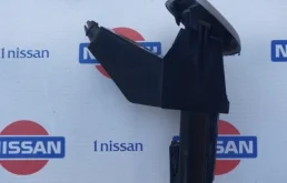 Форсунка фароомывателя левая для Nissan Qashqai 2020 года на фотографиях