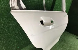 Дверь задняя правая для Mercedes-Benz C class 2010 года на фотографиях