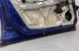 Дверь передняя левая для Volkswagen Passat 2001 года на фотографиях