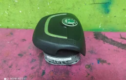 Подушка безопасности водителя для Skoda Octavia 2011 года на фотографиях