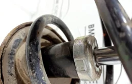 Амортизатор передний правый для Suzuki Grand Vitara 2007 года на фотографиях