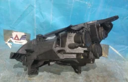 Фара правая для Peugeot Partner 2010 года на фотографиях