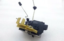 Уплотнитель передней правой двери для Renault Duster 2014 года на фотографиях