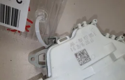 Уплотнитель передней правой двери для Audi A4 2011 года на фотографиях