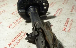 Амортизатор передний левый для Nissan Qashqai 2012 года на фотографиях