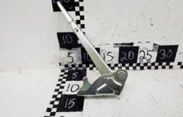 Петля капота левая для Hyundai Accent 2002 года на фотографиях