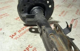 Амортизатор передний левый для Nissan Qashqai 2012 года на фотографиях