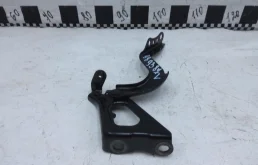 Петля капота левая для Toyota RAV4 2024 года на фотографиях