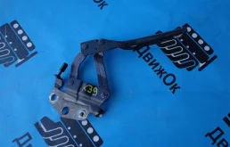 Петля капота правая для Volkswagen Passat 2008 года на фотографиях