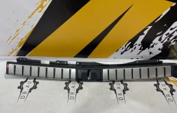 Накладка двери багажника для Lexus RX 2022 года на фотографиях