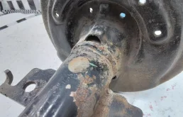 Амортизатор передний левый для Nissan Qashqai 2019 года на фотографиях