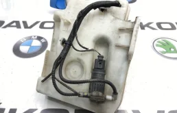 Бачок стеклоомывателя передний для Skoda Octavia 2010 года на фотографиях