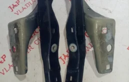 Петля капота левая для Peugeot 308 2010 года на фотографиях