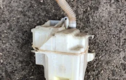 Бачок стеклоомывателя передний для Toyota RAV4 2010 года на фотографиях