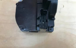 Уплотнитель передней правой двери для Nissan Qashqai 2013 года на фотографиях