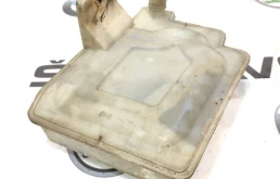 Бачок стеклоомывателя передний для Skoda Octavia 2010 года на фотографиях