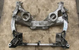 Подрамник двигателя для BMW 5er 2010 года на фотографиях