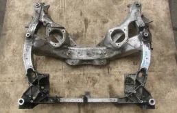 Подрамник двигателя для BMW 5er 2010 года на фотографиях