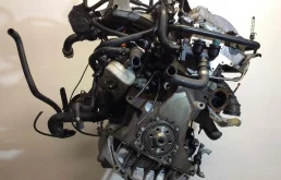 Двигатель без навесного для Audi A4 1996 года на фотографиях