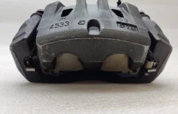 Суппорт передний левый для Lexus RX 2011 года на фотографиях