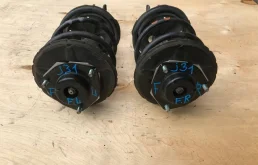 Амортизатор передний левый для Nissan Teana 2004 года на фотографиях