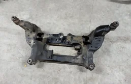 Подрамник двигателя для Nissan X-Trail 2000 года на фотографиях