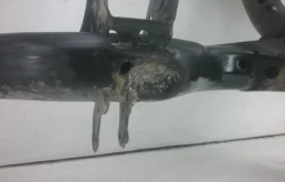 Подрамник двигателя для Volkswagen Touareg 2013 года на фотографиях