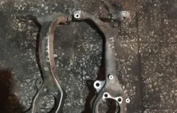 Кулак поворотный правый для Audi A6 2008 года на фотографиях