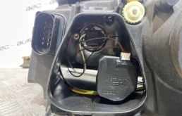 Фары для Volkswagen Passat 2002 года на фотографиях