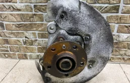 Кулак поворотный правый для Audi A6 2008 года на фотографиях