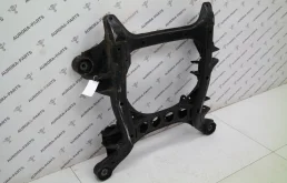 Подрамник двигателя для Volkswagen Touareg 2015 года на фотографиях