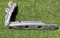 Петля капота левая для Audi A7 2011 года на фотографиях