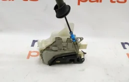 Уплотнитель передней правой двери для Audi A4 2011 года на фотографиях