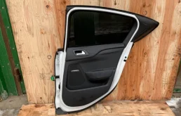 Дверь задняя правая для Citroen C4 2015 года на фотографиях