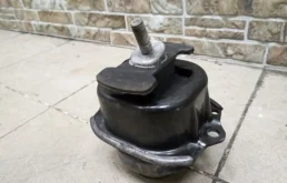 Опора двигателя передняя левая верхняя для BMW X5 на фотографиях
