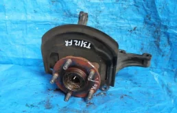 Кулак поворотный правый для Nissan X-Trail 2012 года на фотографиях