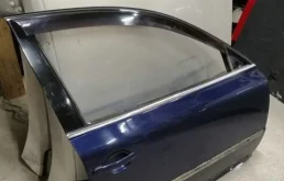 Дверь передняя правая для Volkswagen Passat 2003 года на фотографиях