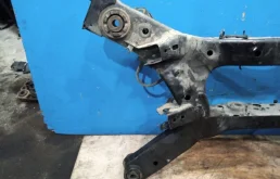 Подрамник двигателя для Nissan Murano 2002 года на фотографиях