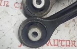 Кулак поворотный левый для Audi A4 2001 года на фотографиях